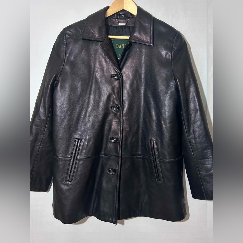 Danier Black genuine Leather Button
Down Jacket classic - Picture 4 of 8
